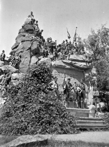 Zala György szobrász tervei alapján készült sziklahalom (Erzsébet királyné szobra mögött), tetején fehér mészkőből faragott királyi koronával.